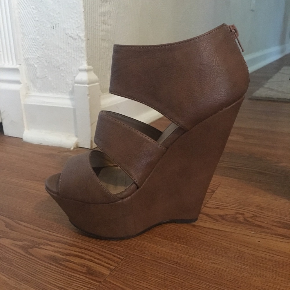 Tan wedges!